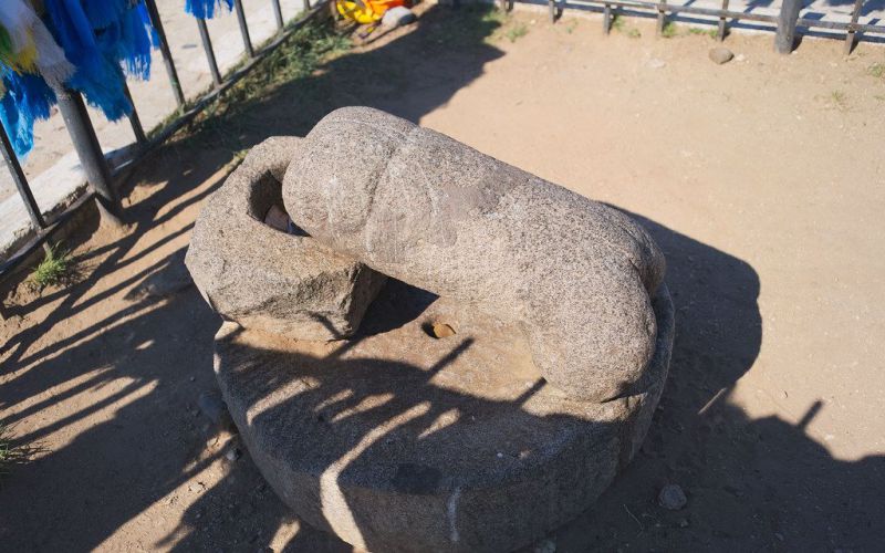 Tảng đá Kharkhorin nổi tiếng 